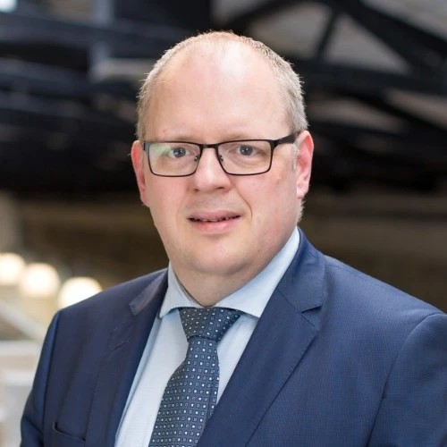 Head shot of Dr Warner